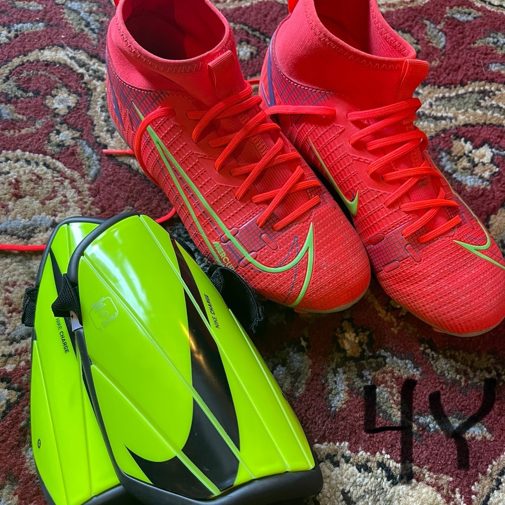 Boys NIKE cleats & matching shin guards 4